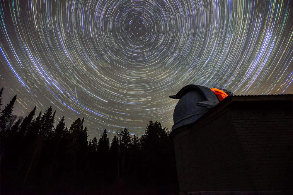 Снимок ночного неба и телескоп в Коуровской астрономической обсерватории УрФУ.