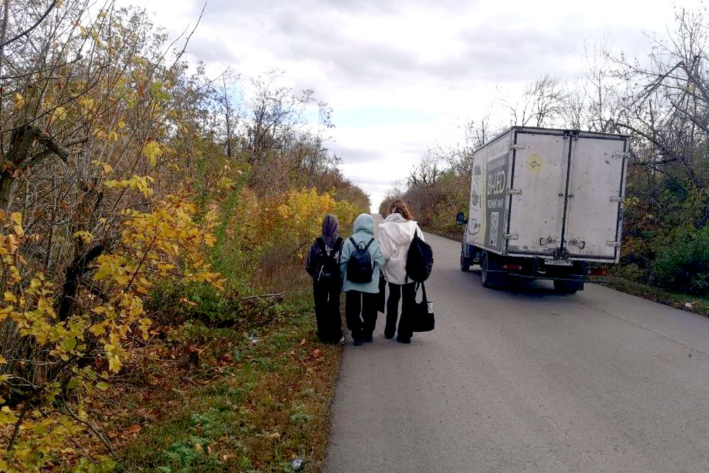 Этот снимок сделал родительский патруль. Так рябиновские дети добираются домой из школы. 