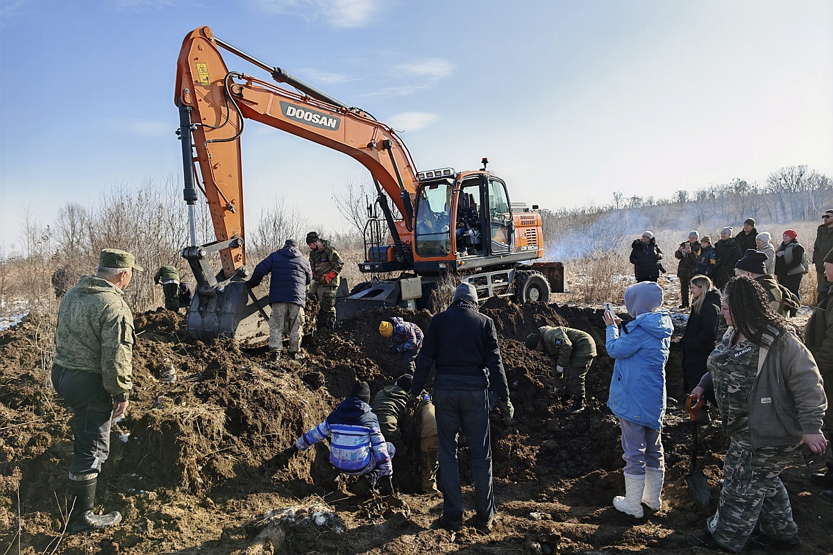 С помощью экскаватора расчистили эпицентр удара самолета в землю. 