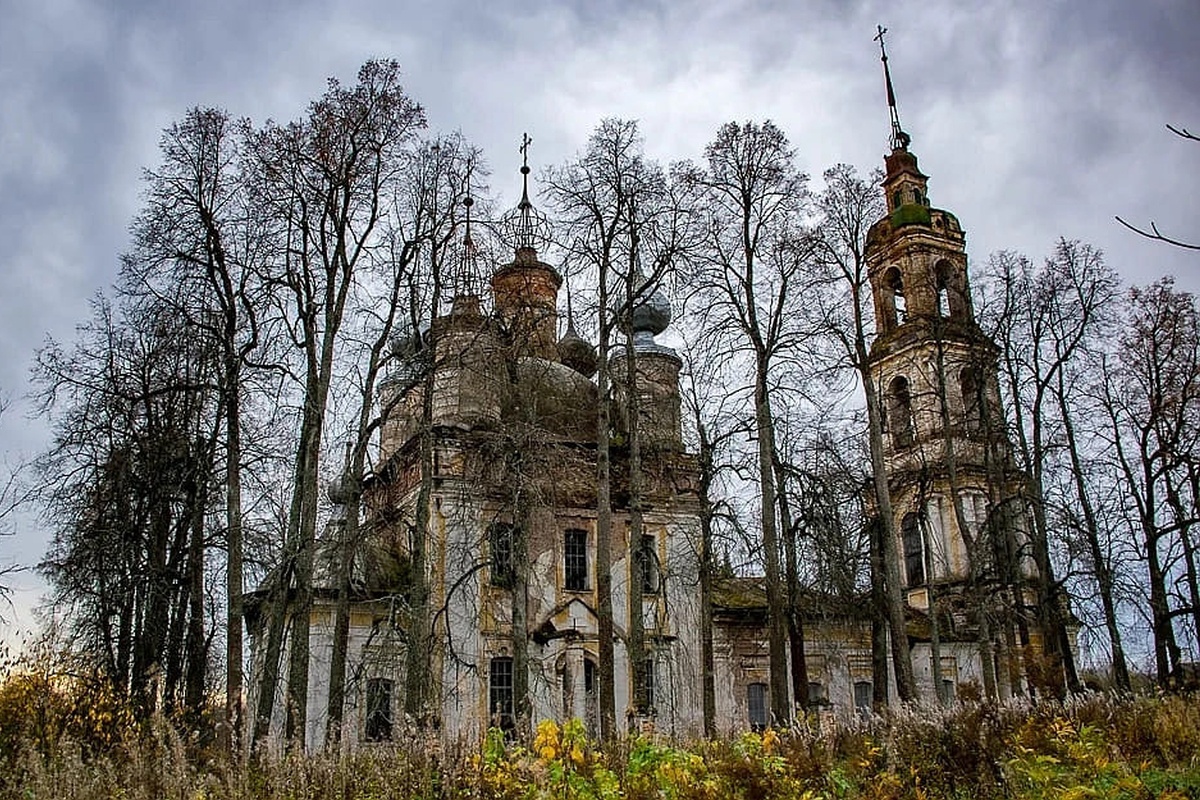 Уникальные артефакты из этого гибнущего храма в Нероново волонтеры вывозили год назад.