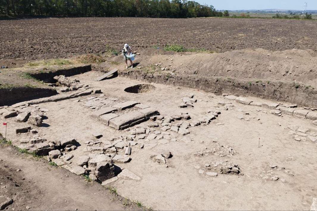 Вокруг агоры располагались длинные галереи-портики, в центре предварительно находится округлое сооружение - толос или храм.