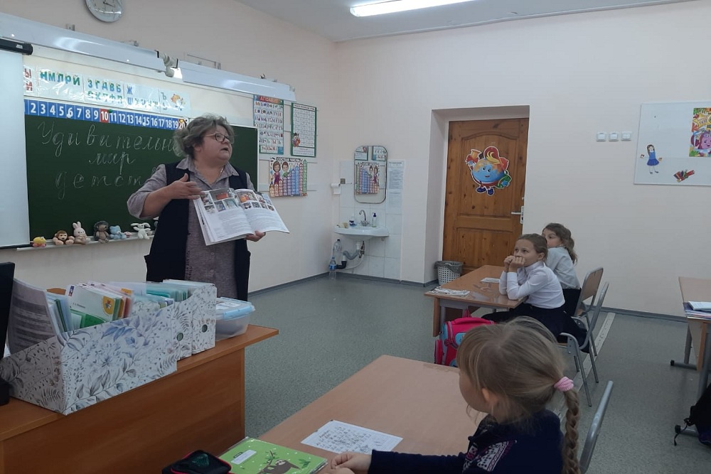 Учитель Лидия Елисеева провела для младшеклассников художественно-познавательный час "Удивительный мир детства - страна игрушек".