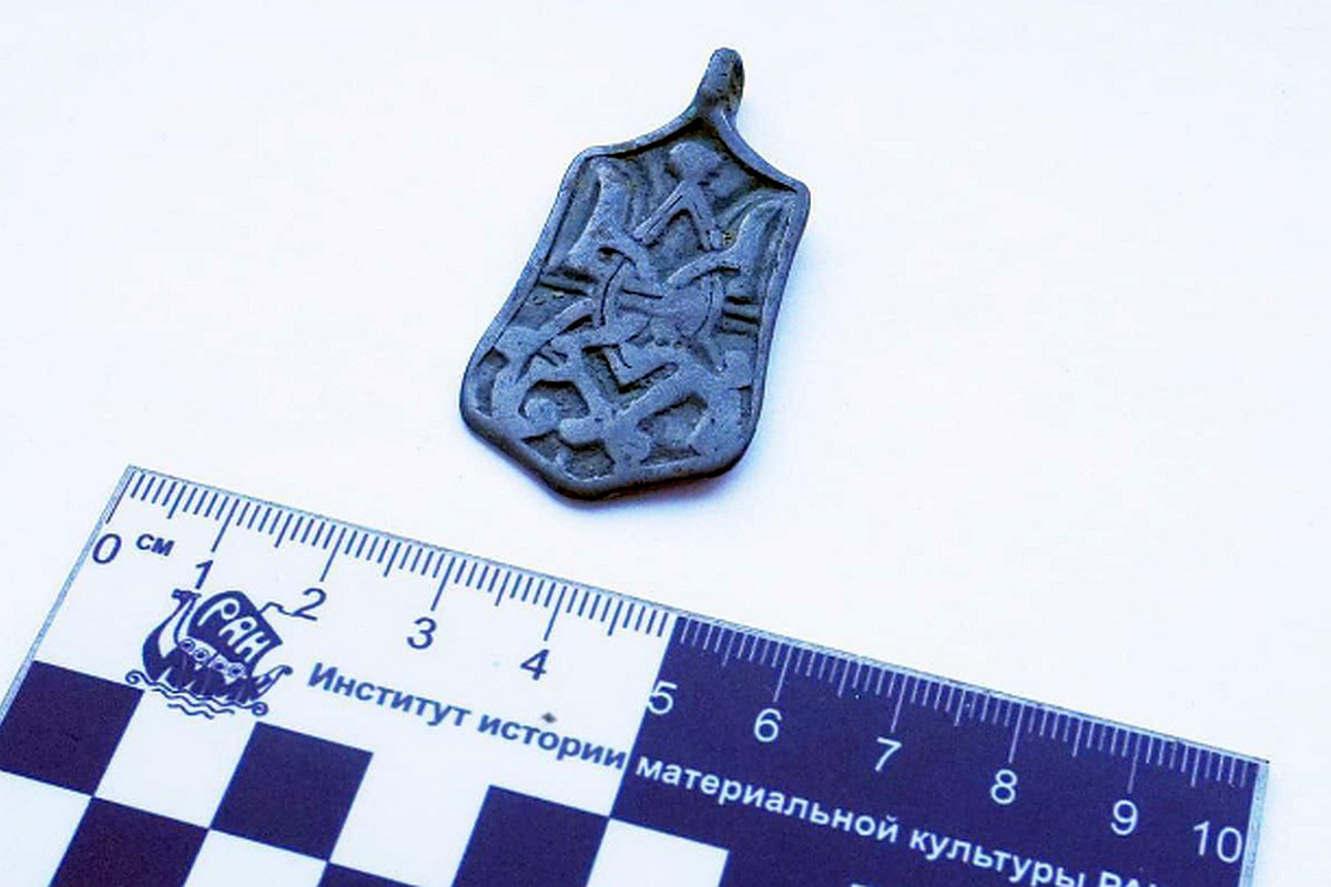  Подвеска из медного сплава, найденная в 2025 году.