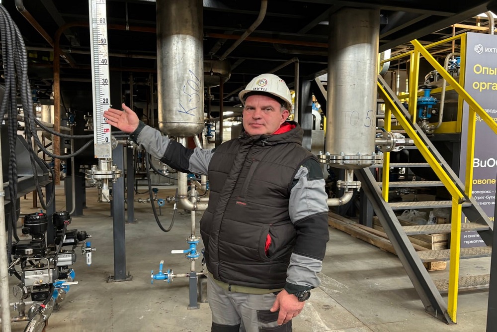 Как отметил ведущий инженер-технолог и начальник участка Евгений Попов, благодаря пероксидам кабельная изоляция становится более прочной, термостойкой и долговечной