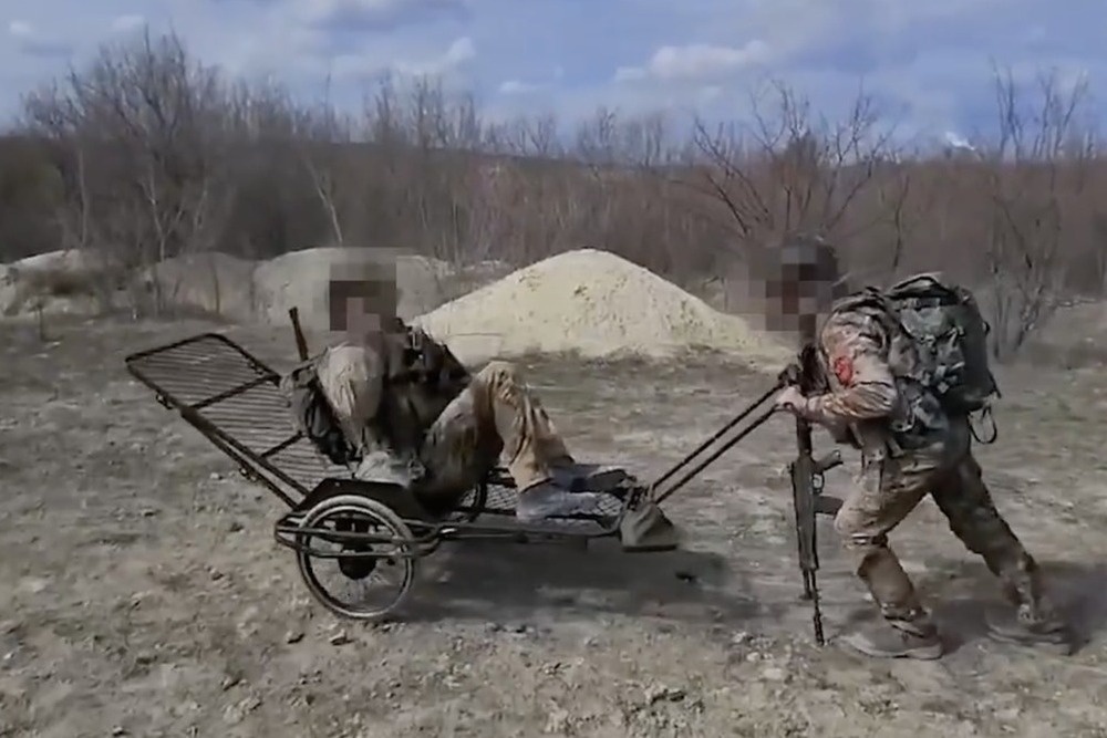 Такая эвакуационная тележка развивает скорость до 50 километров в час и управляется одним человеком.