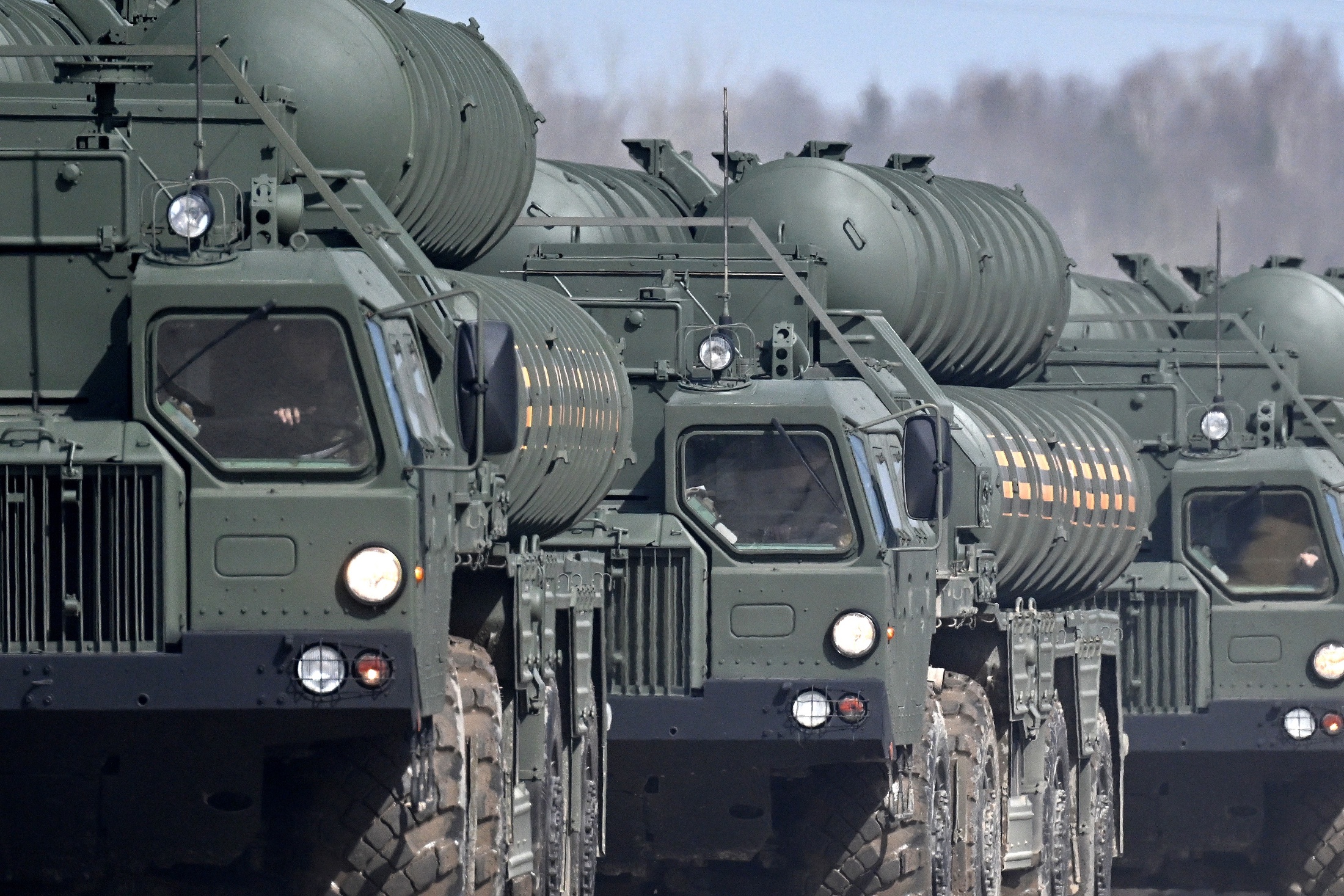 Зенитные ракетные комплексы С-400 "Триумф" способны сбить любую ракету противника и не раз это доказали.