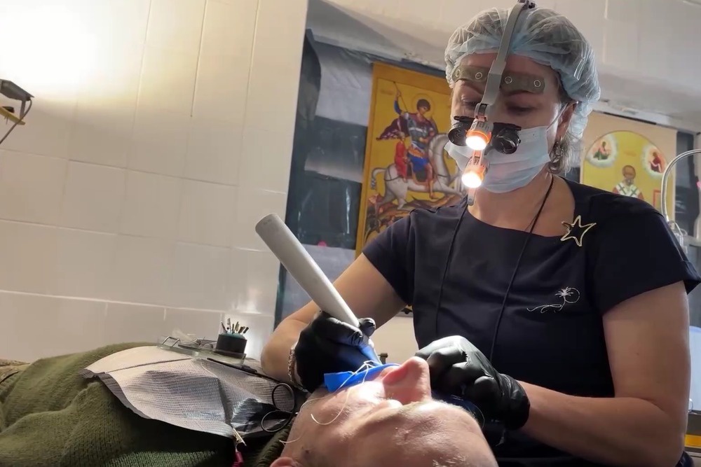 Стоматологи работают прямо в блиндажах. Бойцы благодарны им за то, что они согласились приехать. 