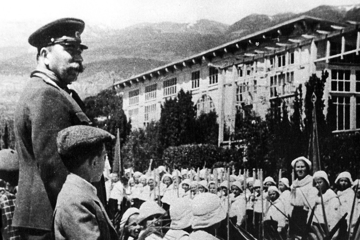Маршал С.М. Буденный в пионерском лагере "Артек", 1946 год.