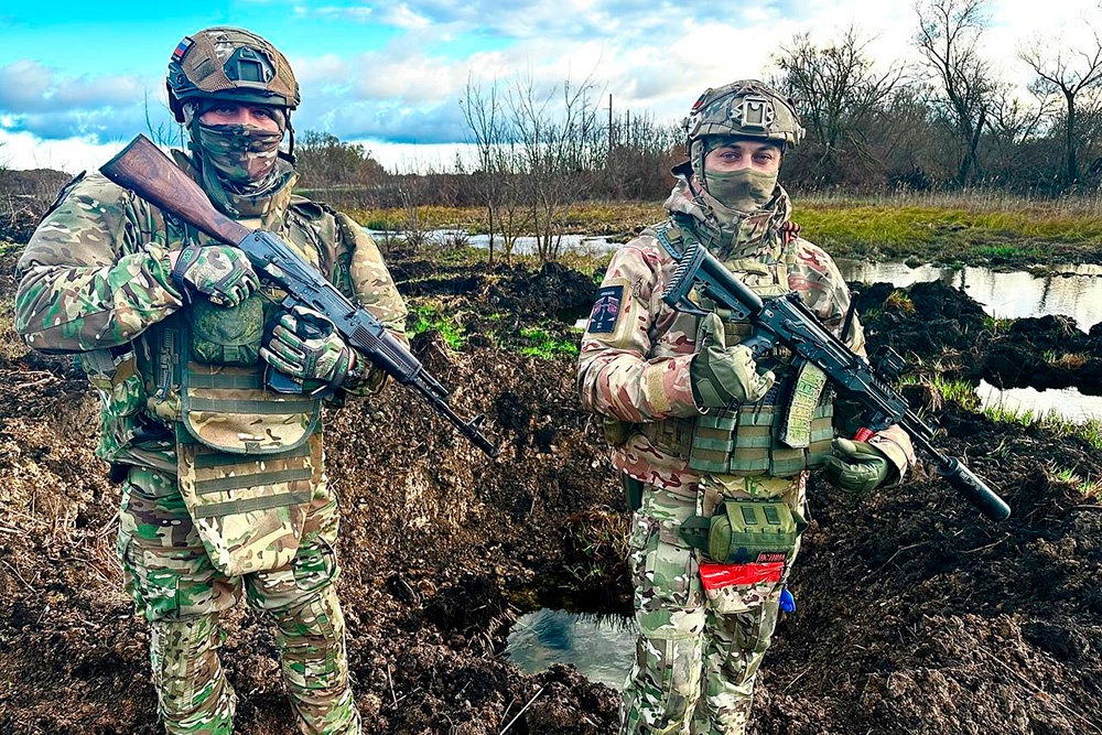 Слева морпех с позывным Комса, справа - с позывным Истина.