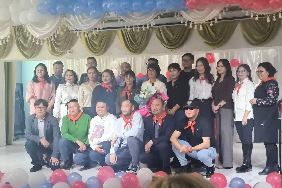 Фото на память спустя 35 лет. Анна Ершова со своими учениками в Улан-Баторе. 