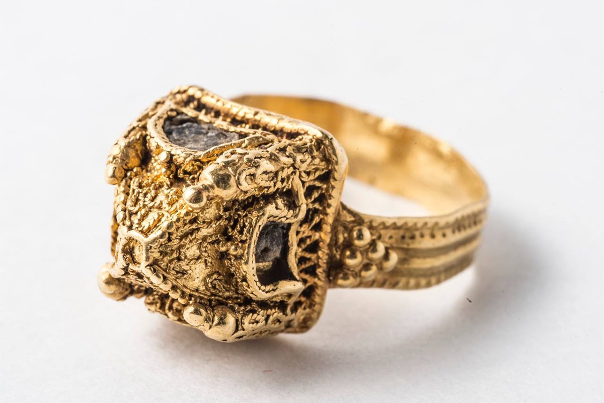 Форма кольца необычна. Миниатюрный домик с окошками и башенками, это напоминает традиционные еврейские свадебные кольца. 