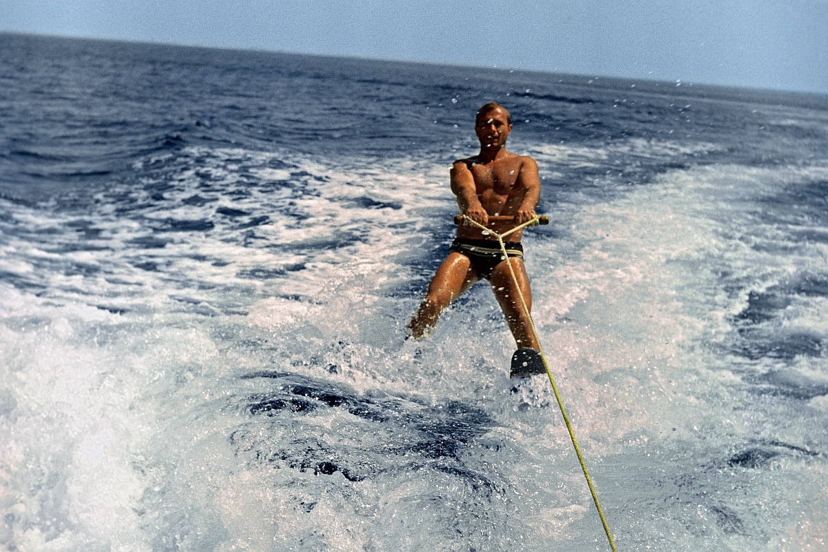 Юрий Гагарин на отдыхе в Сочи в 1965 году. Катание на водных лыжах было его серьезным увлечением.