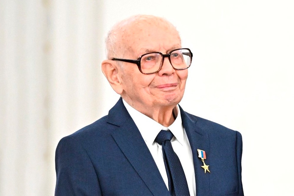 Уроженец Баку Юрий Николаевич Диков 65 лет работает на Урале.