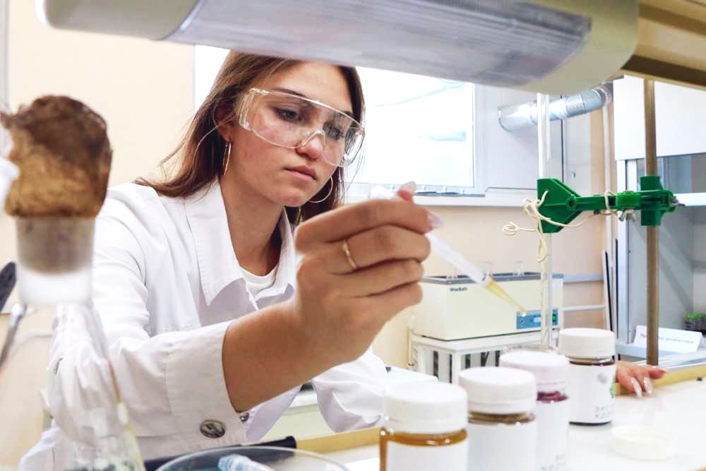 Примерно половина грантов выдается на исследования в сфере биотехнологий.