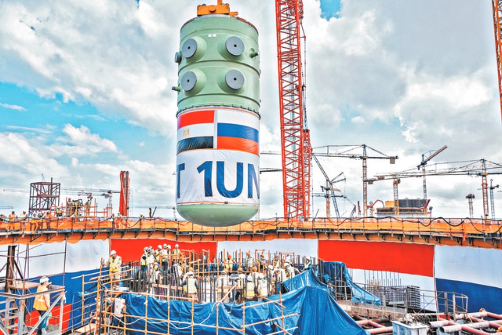 Установка корпуса реактора в проектное положение требует особых предосторожностей. 