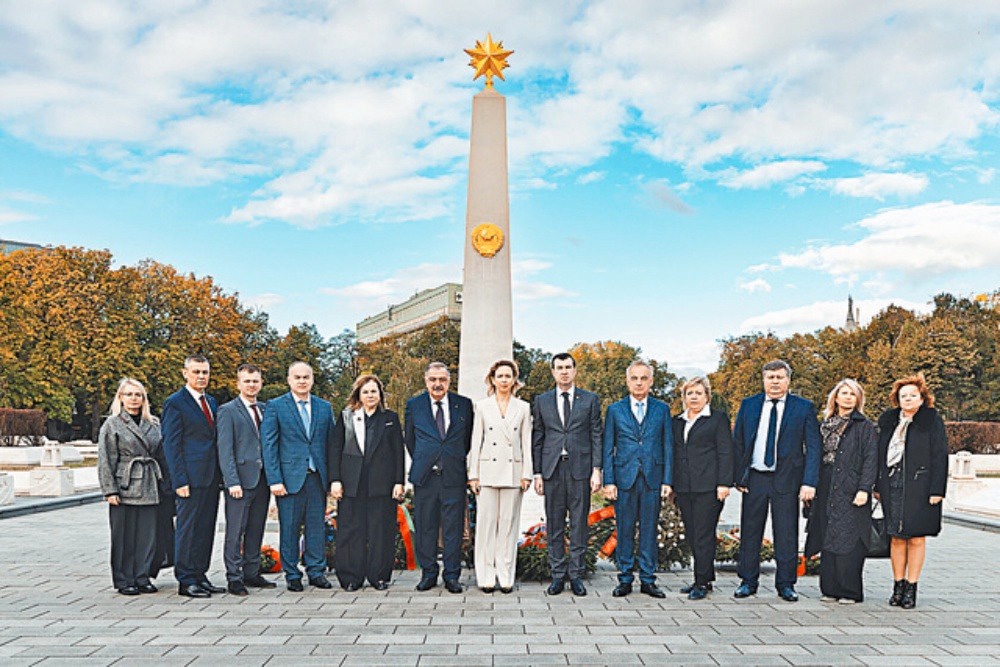 Представители городов-побратимов на захоронении советских воинов, погибших при освобождении Венгрии в 1944-1945 годах. Уход за такими местами - тоже дело общее.