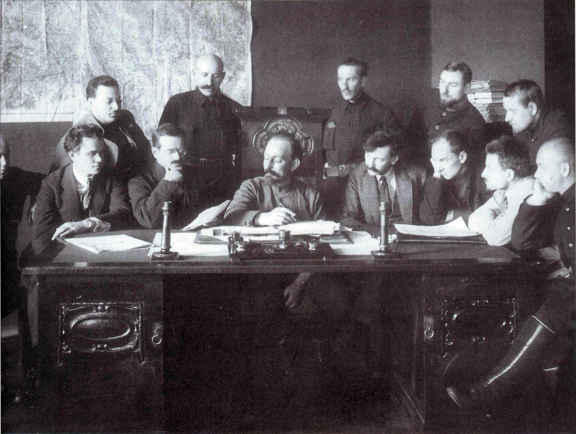 Ф. Э. Дзержинский среди сотрудников ВЧК. 1918 год.