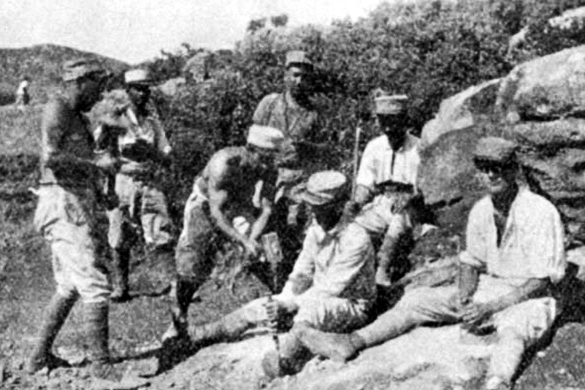 Русские легионеры на прокладке шоссе.