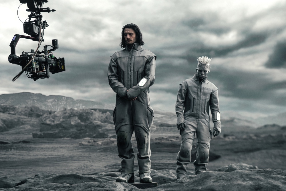 Монохромные пейзажи, черная глина, каменные структуры и сталактиты - все это создано с помощью современных технологий и лишь малой доли декораций.