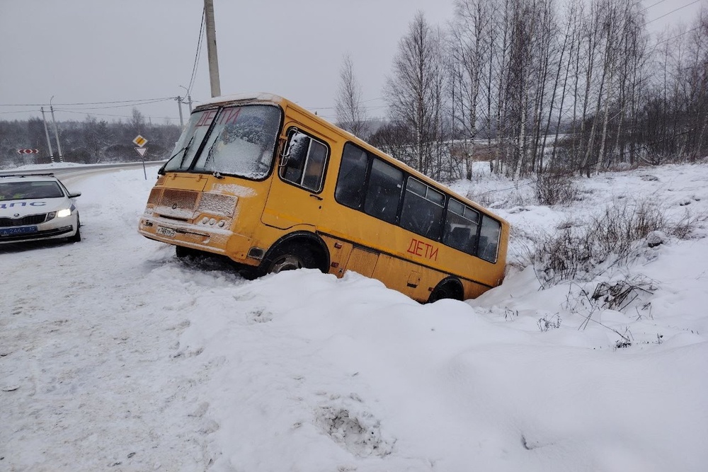 В Череповецком округе автобус с детьми оказался в кювете из-за забытого ручника