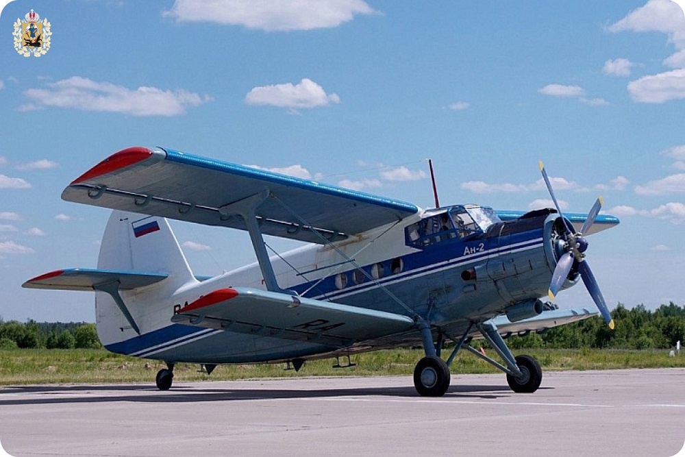 Самолет Ан-2 - основной вид транспорта при перевозке пассажиров на труднодоступные территории Архангельской области.