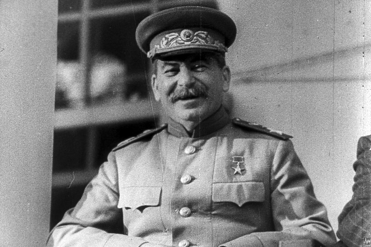 Иосиф Сталин на террасе советского посольства в Тегеране. 29 ноября 1943 года. Кадр из киножурнала "War pictorial news". Иосиф Сталин на террасе советского посольства в Тегеране. 29 ноября 1943 года. Кадр из киножурнала "War pictorial news".