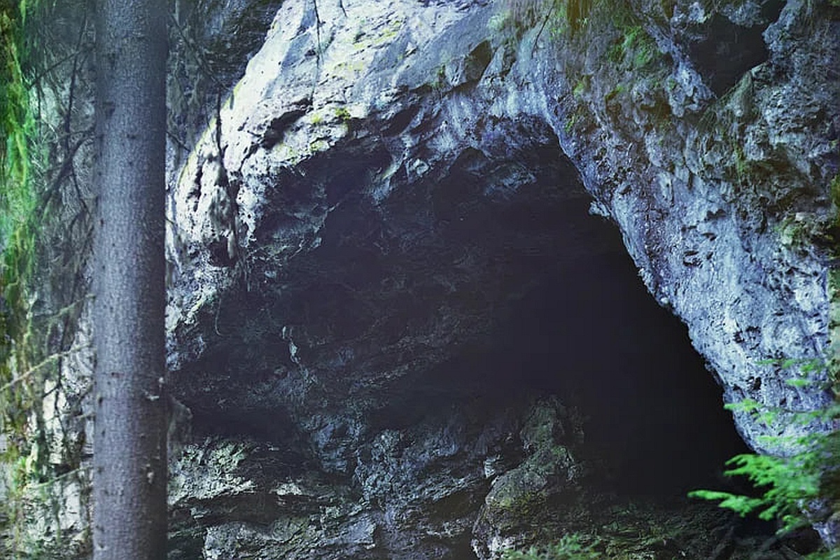 Это фото пещеры, сделанное Прокудиным-Горским в 1910-м. Но тогда исследовать ее никто не стал, и на сто лет о ней забыли. Это фото пещеры, сделанное Прокудиным-Горским в 1910-м. Но тогда исследовать ее никто не стал, и на сто лет о ней забыли.