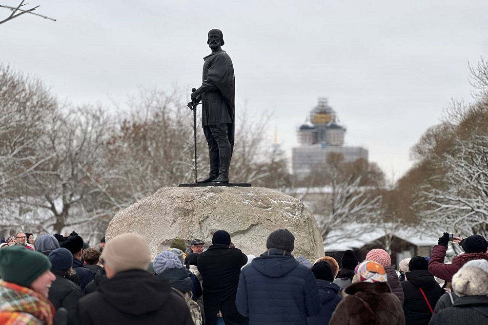 Автором монумента стал скульптор из Санкт-Петербурга, уроженец Пскова Андрей Мартьянов.