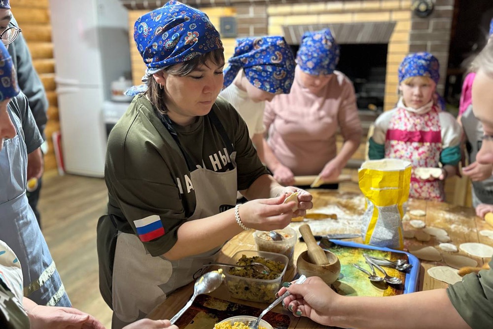 В Марий Эл женщины с детьми готовили праздничное угощение - национальные пироги с тремя начинками.