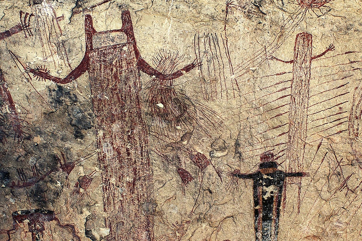 Человеческие фигуры высотой от 10 сантиметров до 8 метров имеют головные уборы, напоминающие кроличьи уши или рога. Да и всем своим видом походят больше не на людей, а на монстров. Человеческие фигуры высотой от 10 сантиметров до 8 метров имеют головные уборы, напоминающие кроличьи уши или рога. Да и всем своим видом походят больше не на людей, а на монстров.