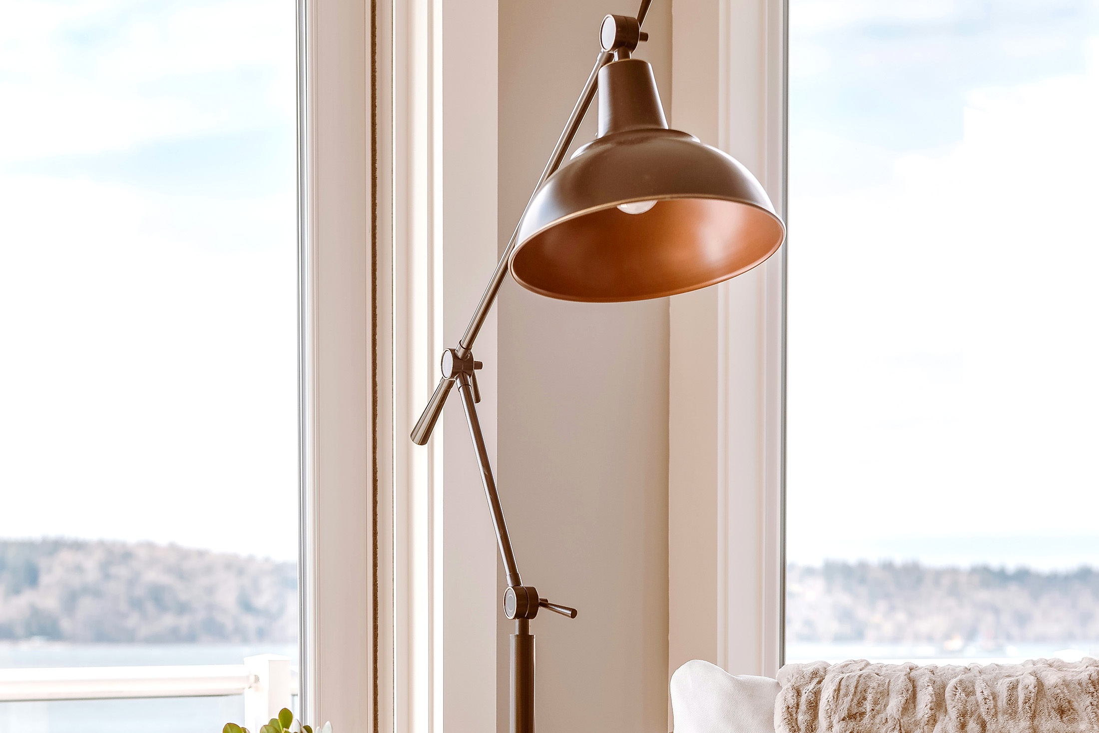 торшер в гостиной с видом на улицу