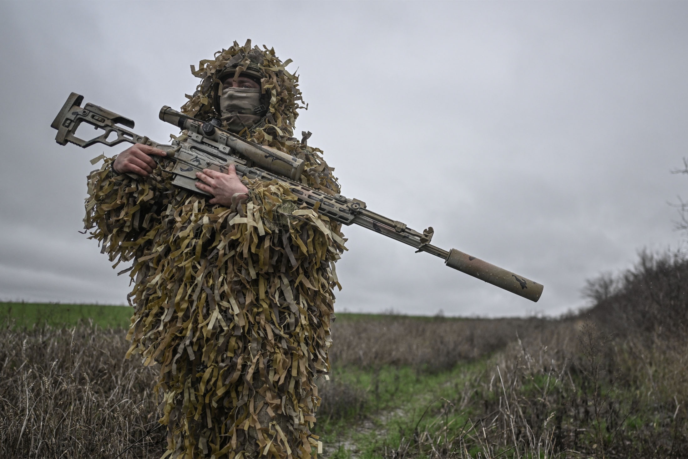 Характер современных боевых действий сильно изменился, но некоторые вещи остаются незыблемыми. К примеру, участие в боях снайперов. Стрелки 25-й общевойсковой армии группировки "Запад" ежедневно в зоне спецоперации выполняют боевые задачи, среди которых ликвидация командиров подразделений ВСУ, минометчиков и корректировщиков, а также прикрытие атакующих действий наших штурмовых отрядов. Из новых задач - уничтожение беспилотников. Снайперы наловчились успешно сбивать все виды украинских дронов.