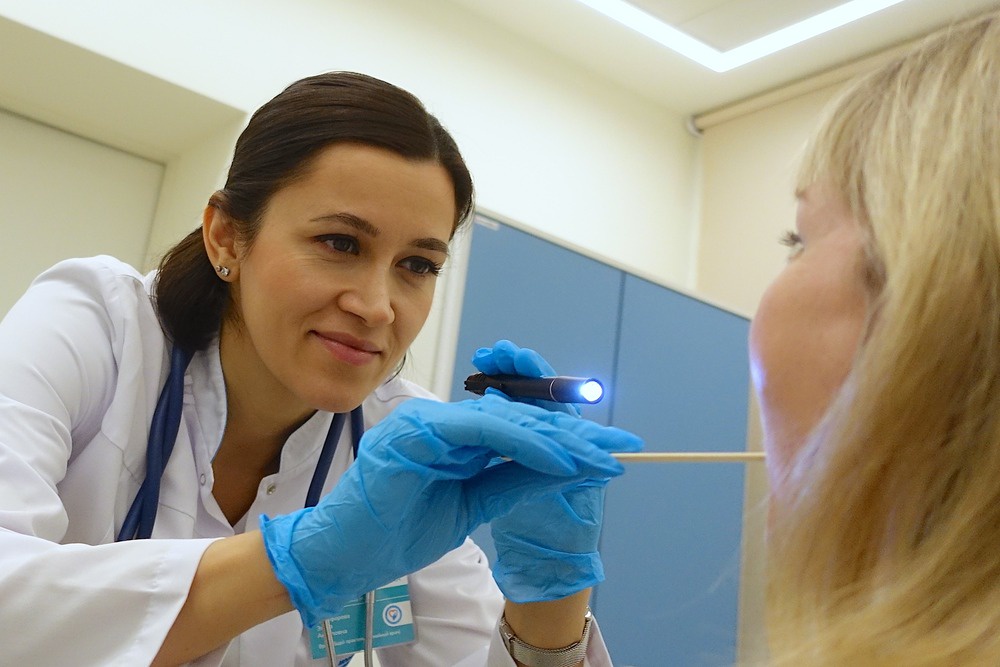 Дежурный врач городской поликлиники № 220 Эльза Никифорова уверена, что ее главная задача - оказать помощь здесь и сейчас. 