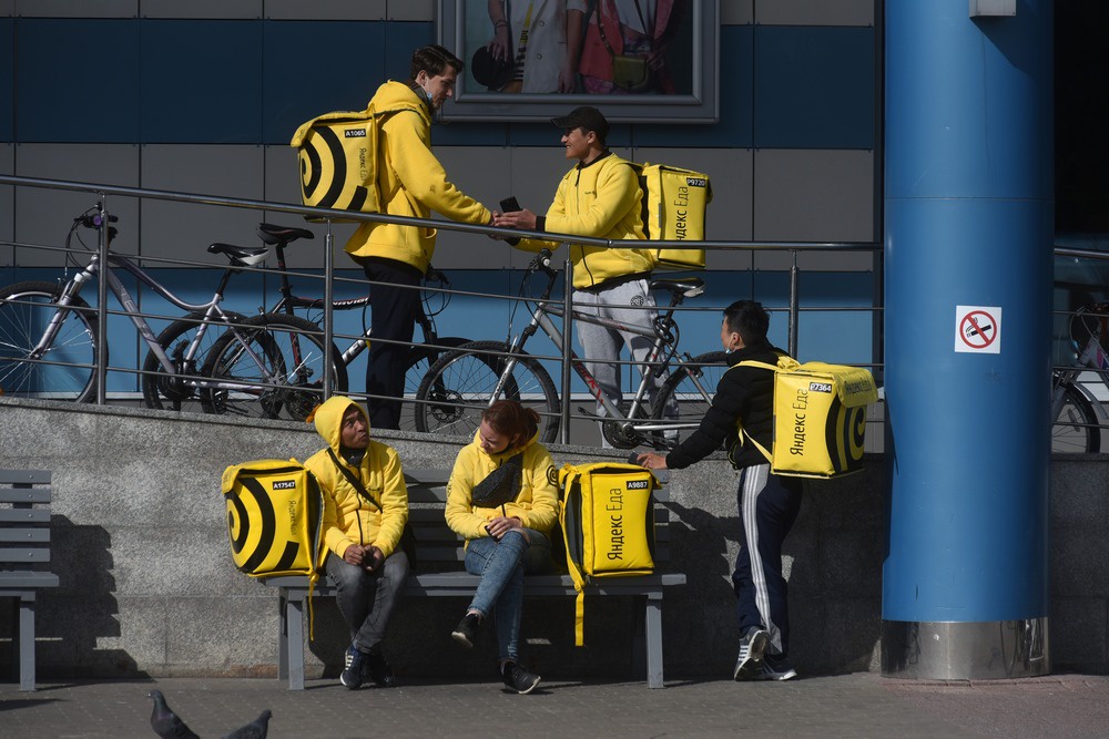 При полной занятости доставщики зарабатывают около 130 тысяч рублей в месяц. 