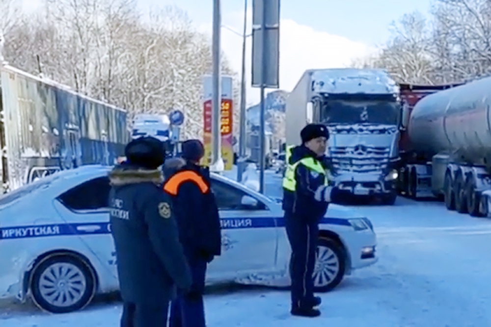 Сотрудники Госавтоинспекции в ручном режиме регулировали
движение по трассе. 