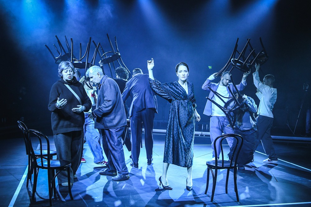 Сценография Липовецкого проста: внутри квадрата, будто в клетке, мечутся в поисках выхода чада и домочадцы. 