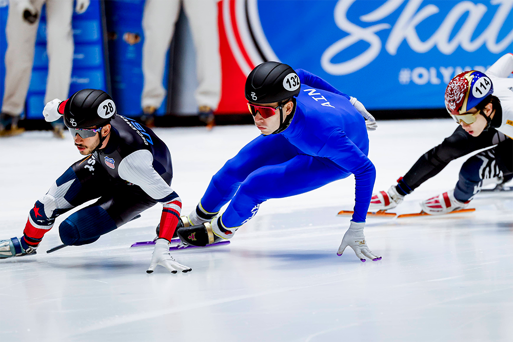 На дистанции 1500 м - Даниил Николаев (на фото справа).