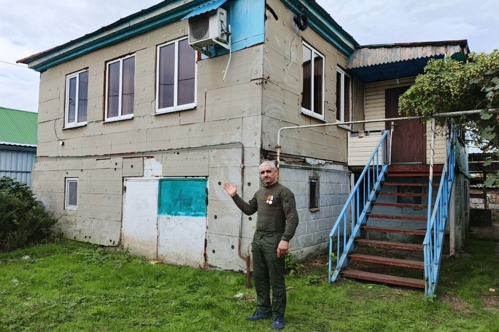 Ветеран СВО Александр Угрюмов возле своего дома в станице Гиагинской.