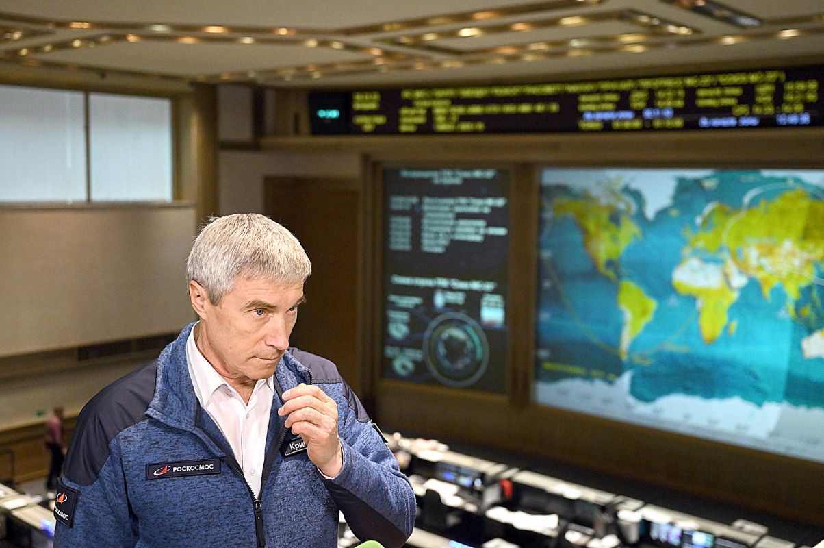 Исполнительный директор по пилотируемым космическим программам Госкорпорации "Роскосмос" Сергей Крикалев во время трансляции спуска в беспилотном режиме космического корабля "Союз МС-22" в Центре управления полетами.