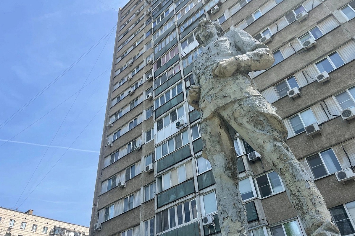 Кто-то считает, что это Иван Тулак, герой обороны красного Царицына. Другие уверены, что это неизвестный солдат Гражданской войны.