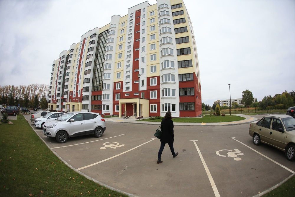 Криминальная группа продавала автолюбителям в Москве парковочные места для инвалидов. Им грозит до семи лет лишения свободы. 