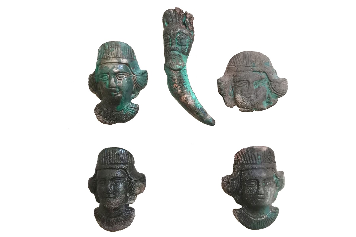 Бронзовые распределители ремней и подвеска с личинами. Бронзовые распределители ремней и подвеска с личинами.