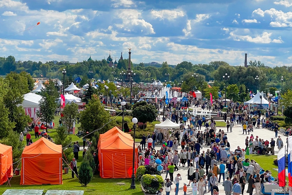 Фестиваль-пикник "Пир на Волге" в Ярославле привлекает большое количество гостей.