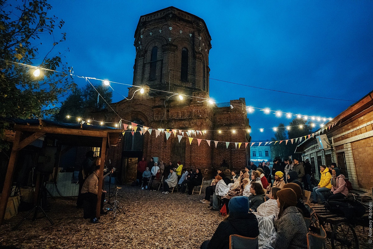 Волонтеры расчистили внутренний дворик, повесили гирлянды, поставили нехитрую мебель - и все лето собирали там людей на творческие мастер-классы.