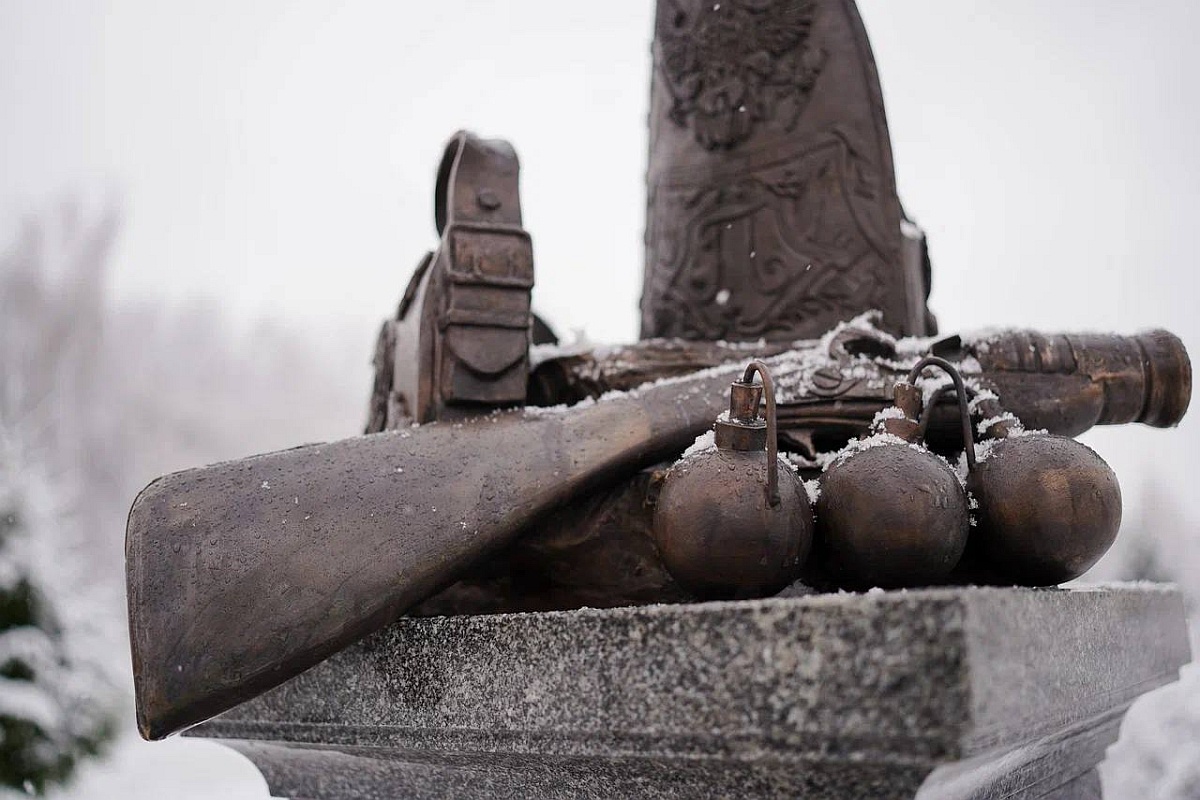 Скульптор изваял гренадерскую шапку с вензелем Павла I на памятнике гренадерам Петра I. Да и шапка оказалась не та. Скульптор изваял гренадерскую шапку с вензелем Павла I на памятнике гренадерам Петра I. Да и шапка оказалась не та.