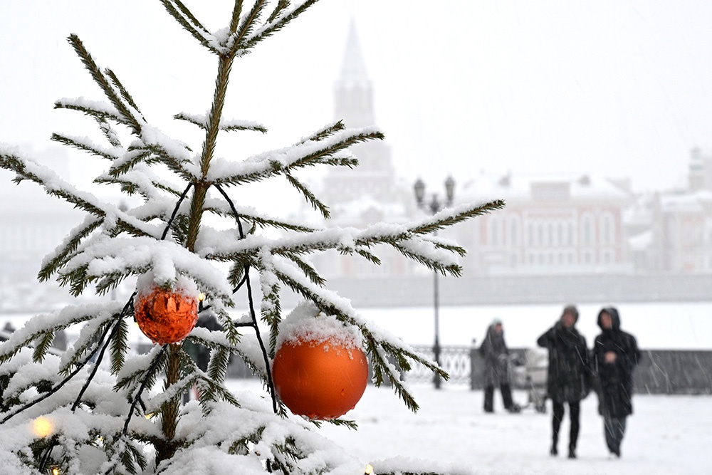 Выбор идеального места для встречи главной ночи года и последующих каникул - это увлекательный квест. От ослепительных, будто сошедших с голливудской рождественской открытки, улиц двух столиц до суровой, первобытной магии Байкала и огнедышащих сопок Камчатки - каждый уголок страны предлагает свой рецепт идеальной зимней сказки.