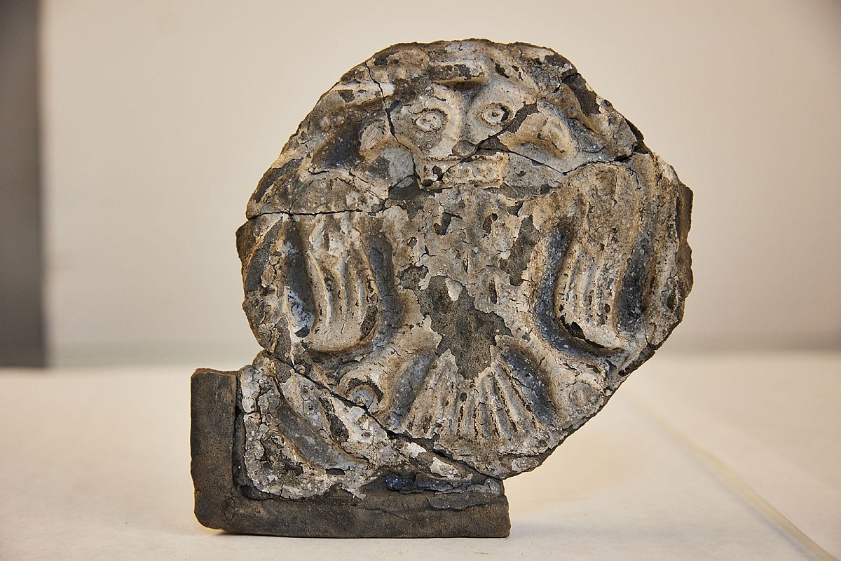 Двуглавые птицы имели разный вид - в разноцветном богатом оперении, с победно открытым клювом, с ошейниками, которые были закреплены на крепких шеях, с короной либо без. Двуглавые птицы имели разный вид - в разноцветном богатом оперении, с победно открытым клювом, с ошейниками, которые были закреплены на крепких шеях, с короной либо без.