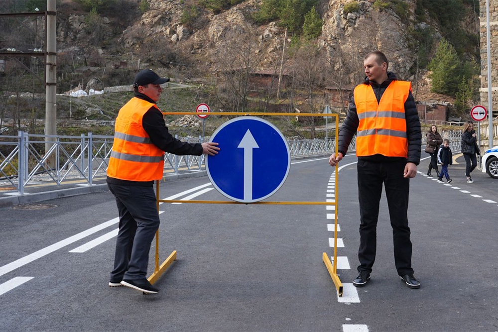 Для защиты дороги склоны укрепили специальной армированной сеткой, также построили сотни метров подпорных стенок.