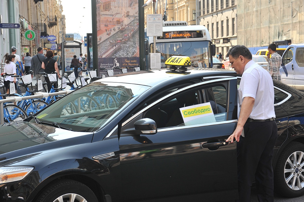 Цены на такси после введения запрета на работу мигрантов выросли, а качество услуг не изменилось.