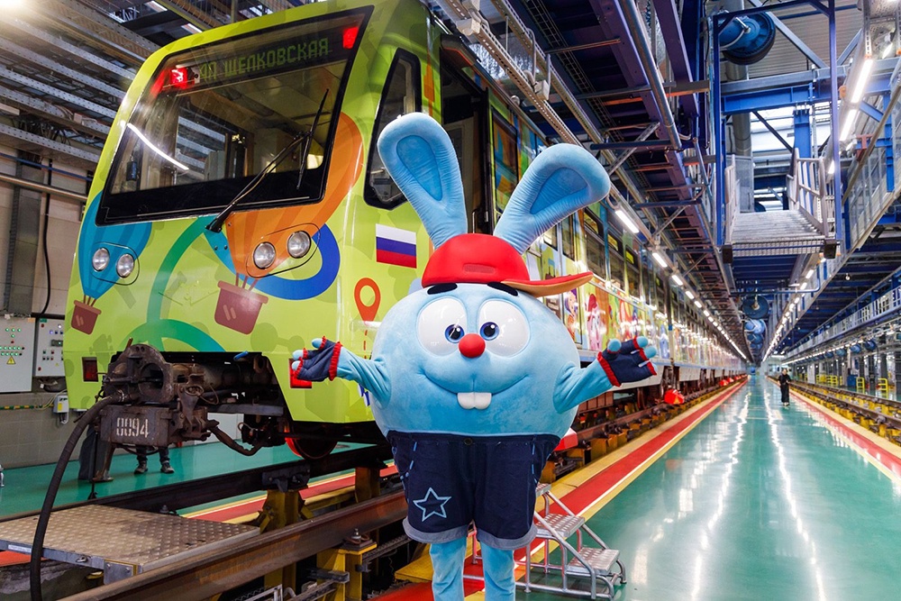 Выпускать необычный поезд из депо в первую поездку помогали настоящие мультперсонажи. 